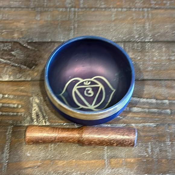Tibetan Singing Bowl Set Buddha Sound Bowl and Wood Mallet Charka Bowl - Picture 2 of 2
